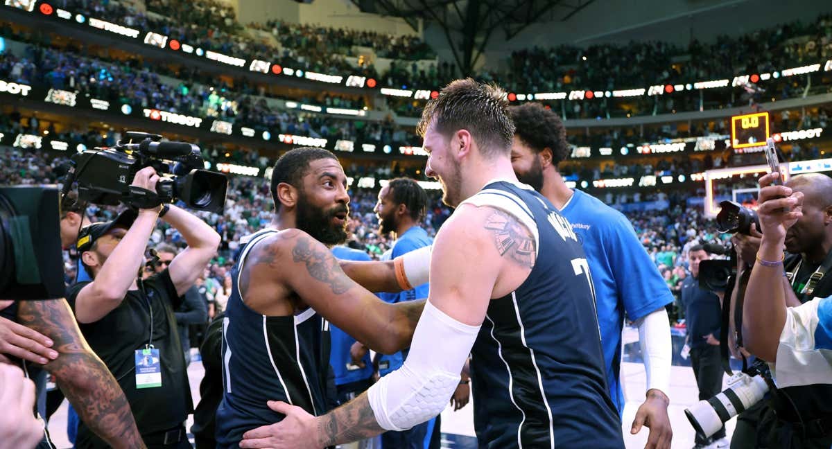 Irving y Doncic tras el triunfo ante los Nuggets. /REUTERS