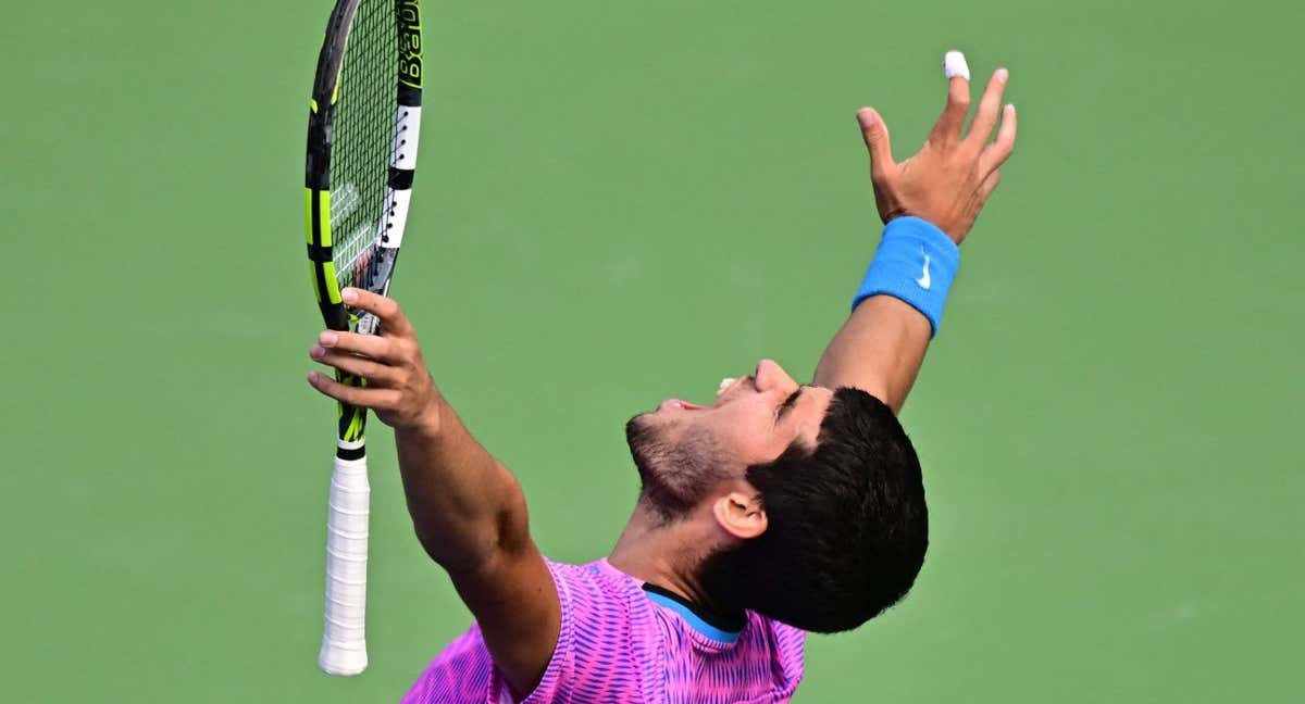 Carlos Alcaraz festeja su victoria sobre Medvedev en la final de Indian Wells. /Frederic J. BROWN / AFP