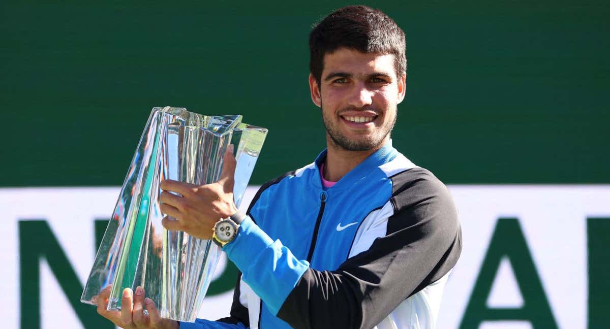 Carlos Alcaraz, sonriente, con el trofeo de Indian Wells./AFP