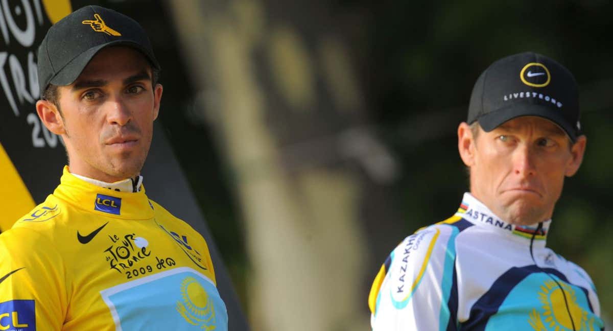 Lance Armstrong mira a Alberto Contador en el podio del Tour de Francia 2009./AFP