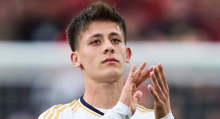 Arda Güler, centrocampista turco del Real Madrid, aplaude tras el partido en Pamplona.