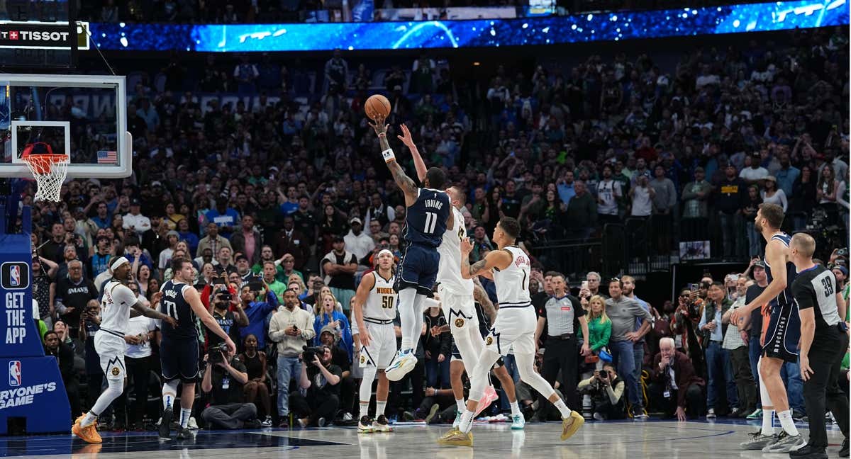 Kyrie Irving anotando sobre la bocina la canasta ganadora para Dallas Mavericks/ GETTY IMAGES