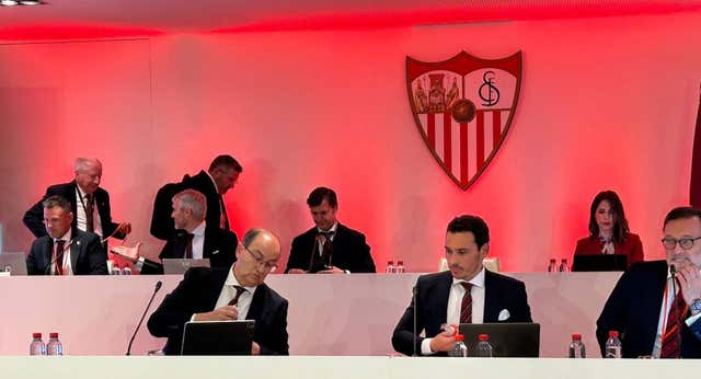 Tensión en el Sevilla: Bronca entre Del Nido Carrasco y su padre desde el inicio de la Junta Extraordinaria