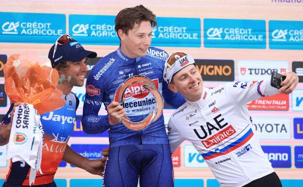 Michael Matthews, Jasper Philipsen y Tadej Pogacar haciéndose un selfie en el podio. AFP