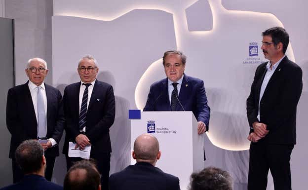 Jean-René  Etchegaray, Philip Tayeb, Jokin Aperribay y Eneko Goia, en el acto de presentación del partido.