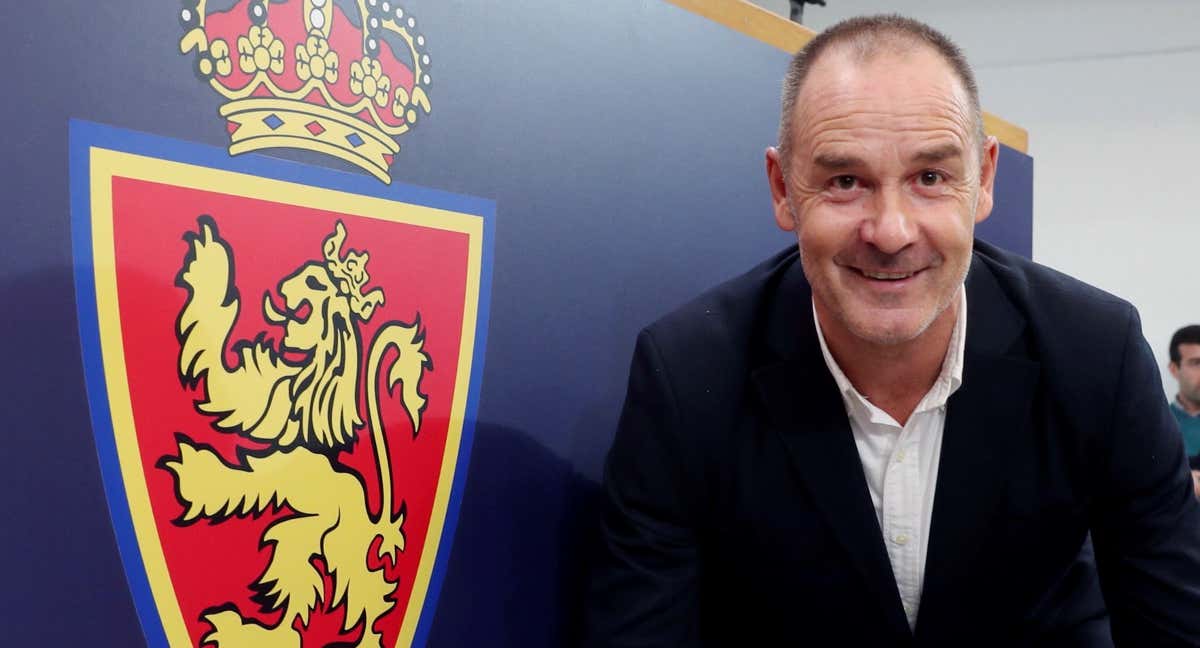 El nuevo entrenador del Real Zaragoza, que ya dirigió al equipo durante dos etapas, Víctor Fernández, posa ante los medios durante su acto de presentación celebrado hoy en el estadio de La Romareda. /EFE