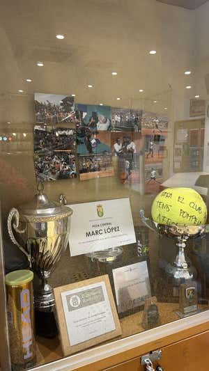 Una de las vitrinas con trofeos que hay en la entrada al club. RELEVO