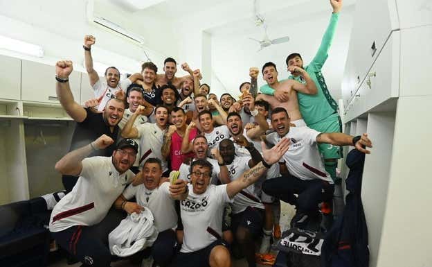 El Bologna celebra una victoria en el vestuario.
