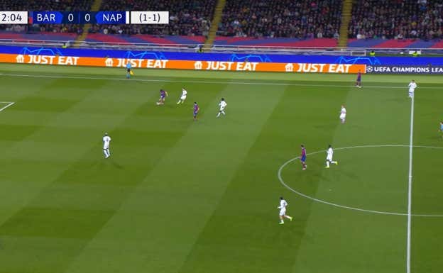 Pau Cubarsí juega en laego ante el Nápoles.  WYSCOUT