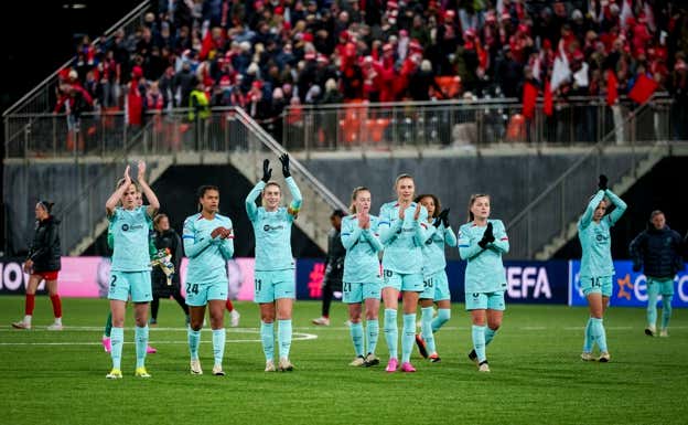 Las jugadoras del Barça aplaudiendo a la afición.  FC BARCELONA