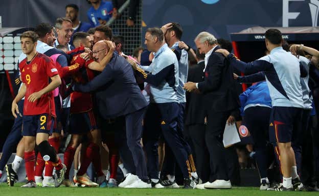 Javier López Vallejo, psicólogo de la Selección, justo detrás de De la Fuente en la Nations League.