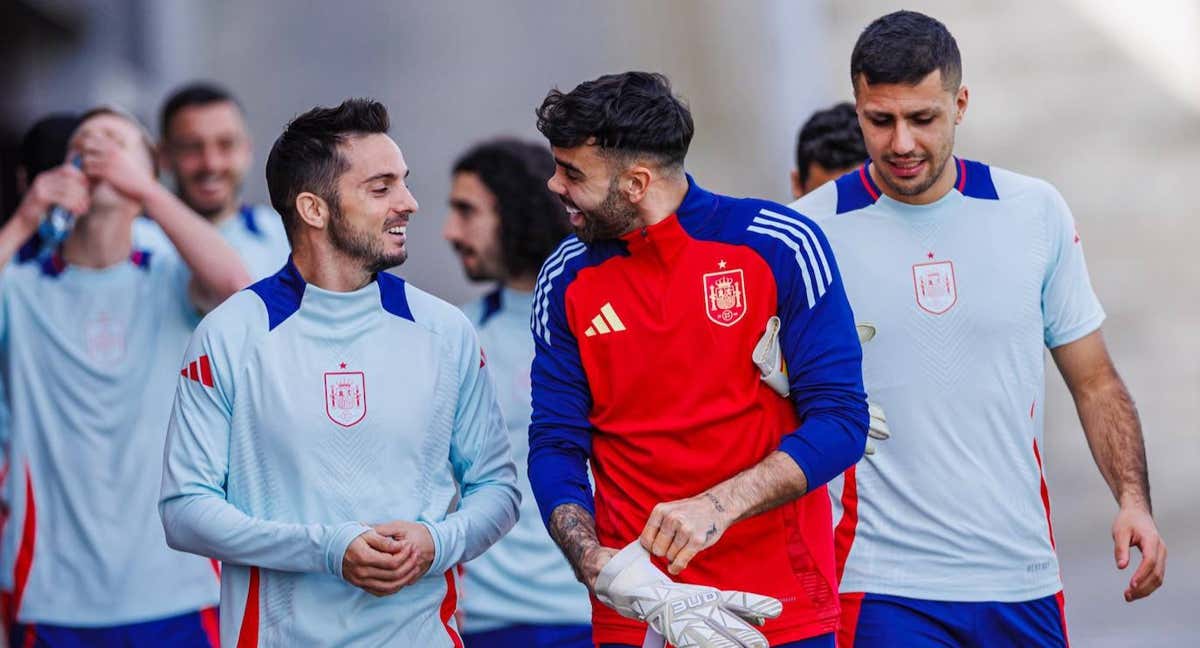 David Raya bromea con Pablo Sarabia en el entrenamiento de este miércoles. /RFEF