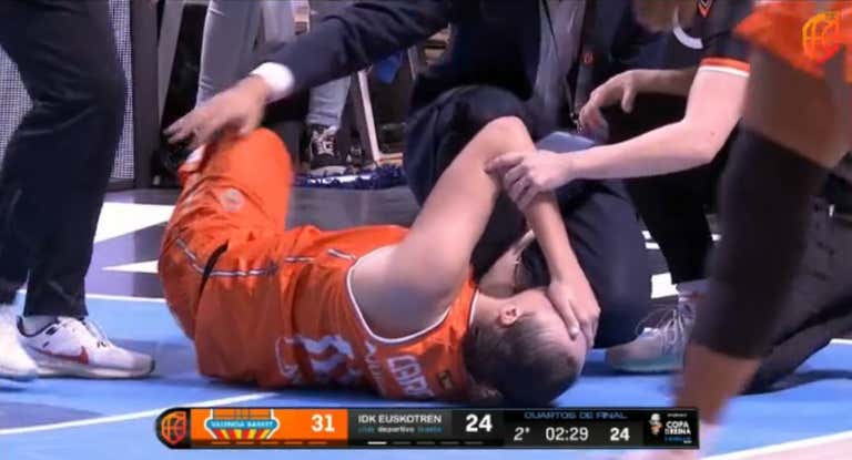 Captura de pantalla de la retransmisión de RTVE en la que Raquel Carrera se duele en el suelo tras írsele la rodilla.