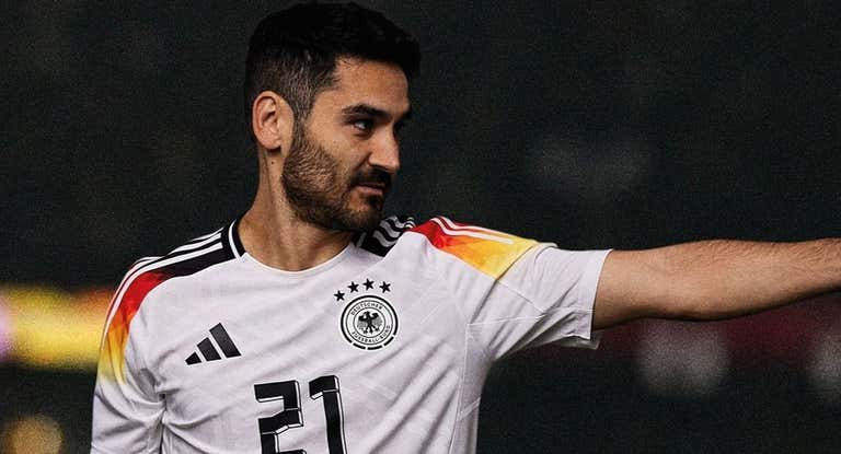 Gundogan vistiendo la nueva camiseta Adidas de Alemania.