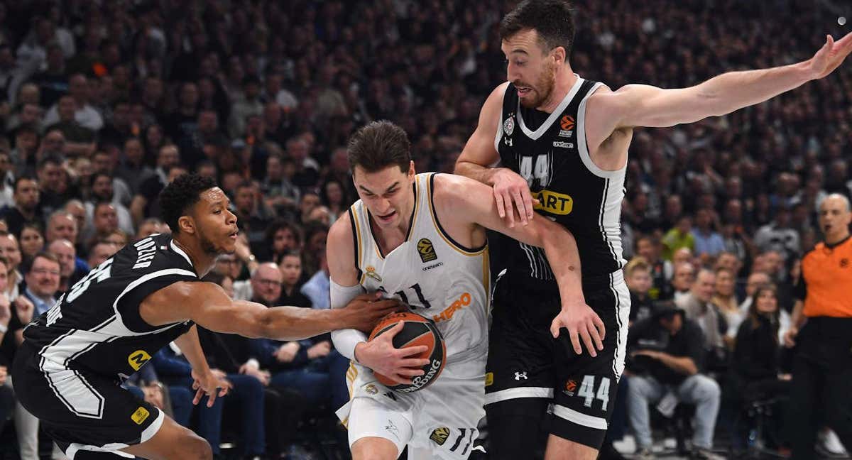 Mario Hezonja trata de penetrar a canasta ante la defensa de Dozier y Kaminsky del Partizan./ EUROLIGA