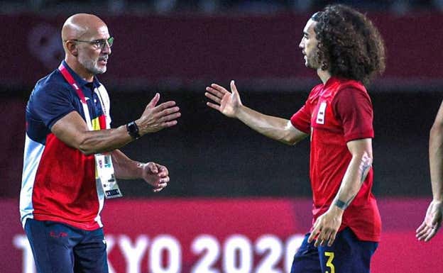 Cucurella se saluda con De la Fuente en los Juegos de Tokio.  INSTAGRAM