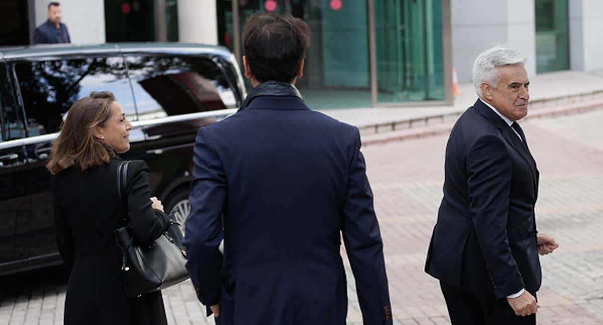 Pedro Rocha y Elvira Andrés, saliendo de una Asamblea de LaLiga.