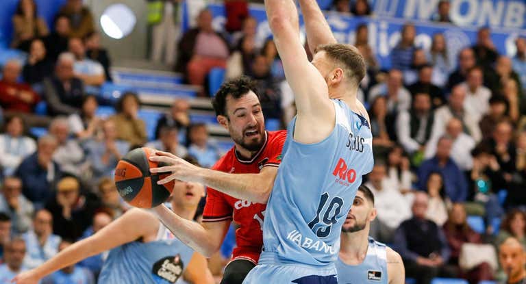 Una jugada del partido entre el Covirán Granada y el Río Breogán.