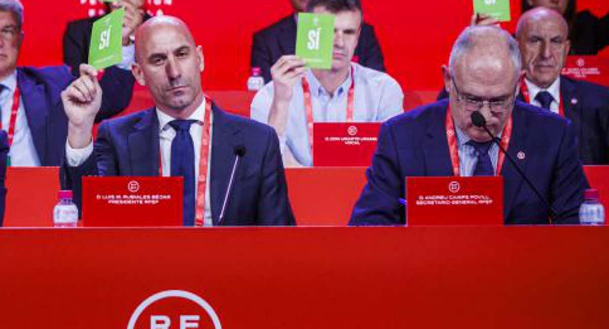 Rubiales y Camps, en una Asamblea de la RFEF. /EFE