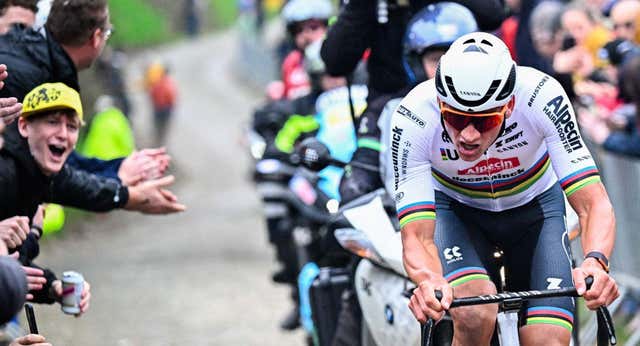 Mathieu van der Poel estrena las clásicas belgas con un triunfo aplastante en la E3