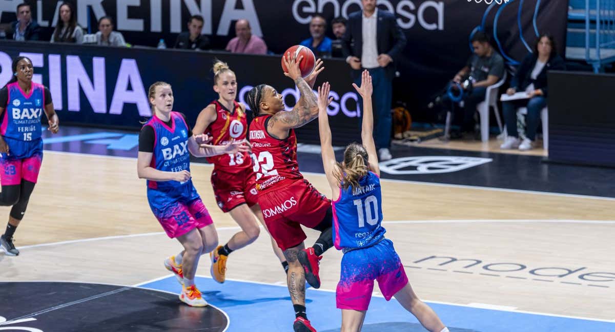 Atkinson tira a canasta durante el partido de Copa entre Casademont Zaragoza y Baxi Ferrol. /ALBERTO NEVADO/FEB