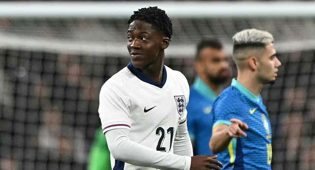 Kobbie Mainoo, la perla que salta etapas en Inglaterra y que entrenaba en United y City a la vez: «Es como Bellingham»