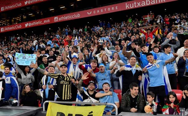 Furon muchos los aficionados de Uruguay que animaron a su selección en San Mamés.  Efe
