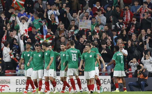 Los jugadores de la Euskal Selekzioa celebran el gol de Djaló.  Efe