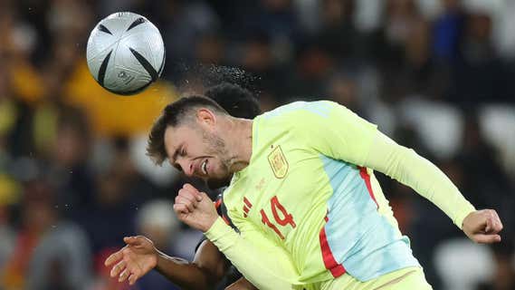 Laporte cabecea un balón en el España-Colombia disputado en Londres./EFE