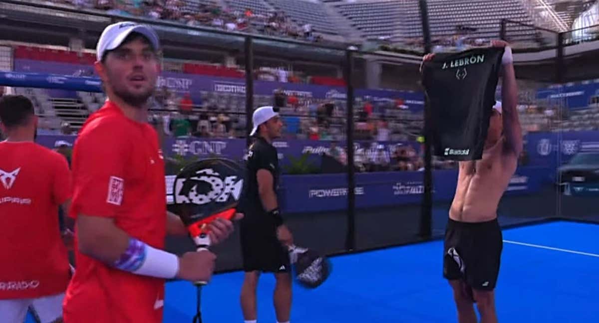 Juan Lebrón mostró la camiseta al final de su partido ante Yanguas y Garrido en el Premier Padel de Acapulco./PREMIER PADEL