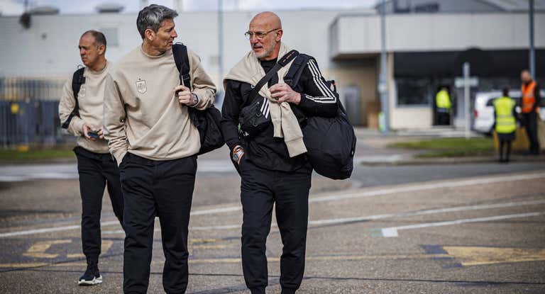 Luis de la Fuente (derecha), en el viaje de vuelta a Madrid este sábado.