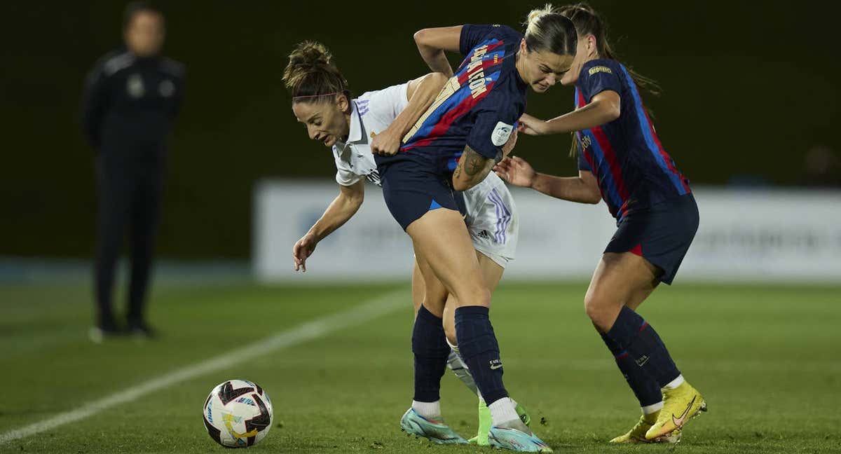 Esther y Mapi luchan por un balón durante el último Clásico disputado en Valdebebas.