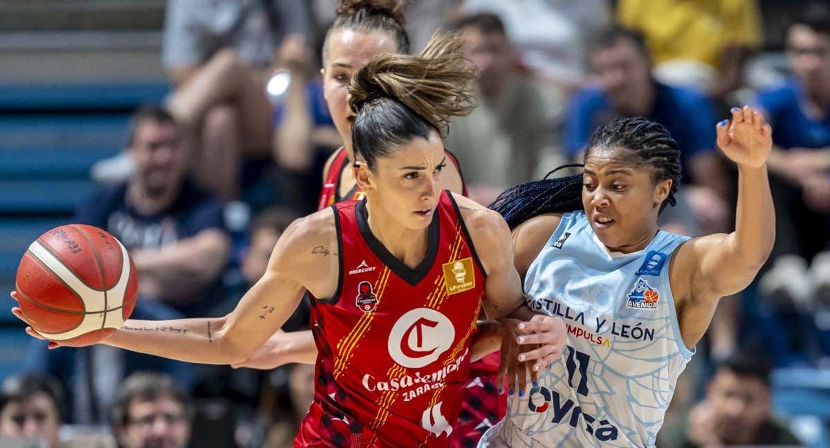 Mariona Ortiz protege la bola frente a Arica Carter durante el Perfumerías Avenida - Casademont Zaragoza de semis de Copa. /FEB/ALBERTO NEVADO