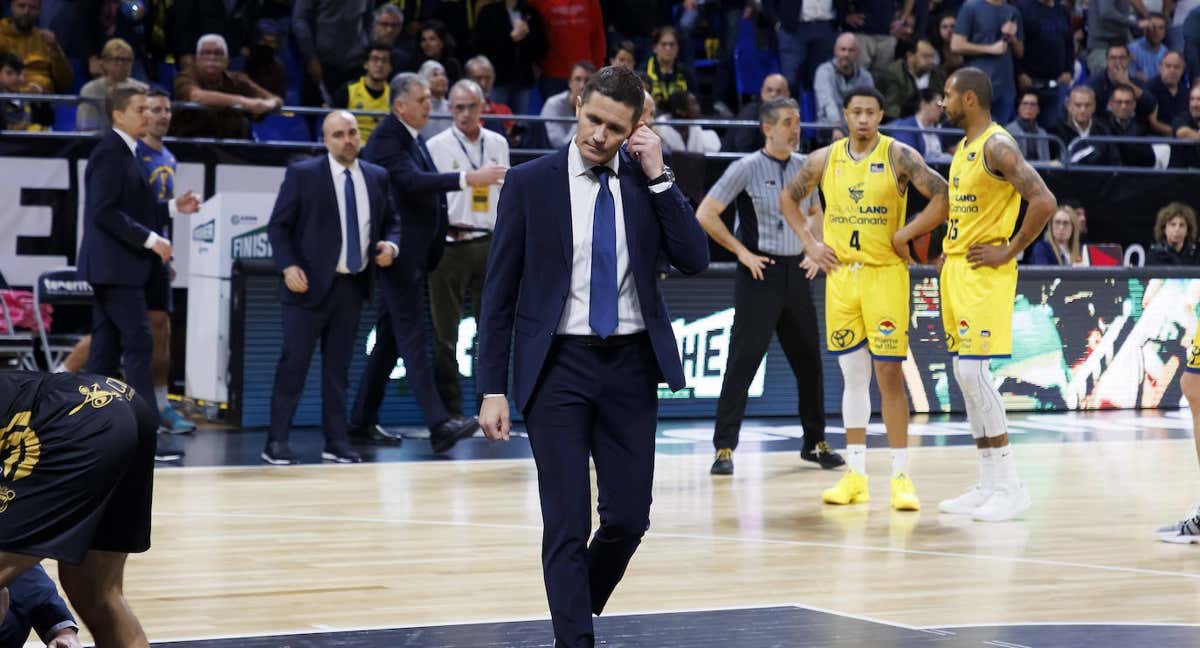 Jaka Lakovic abandona el banquillo tras ser expulsado en el primer cuarto.