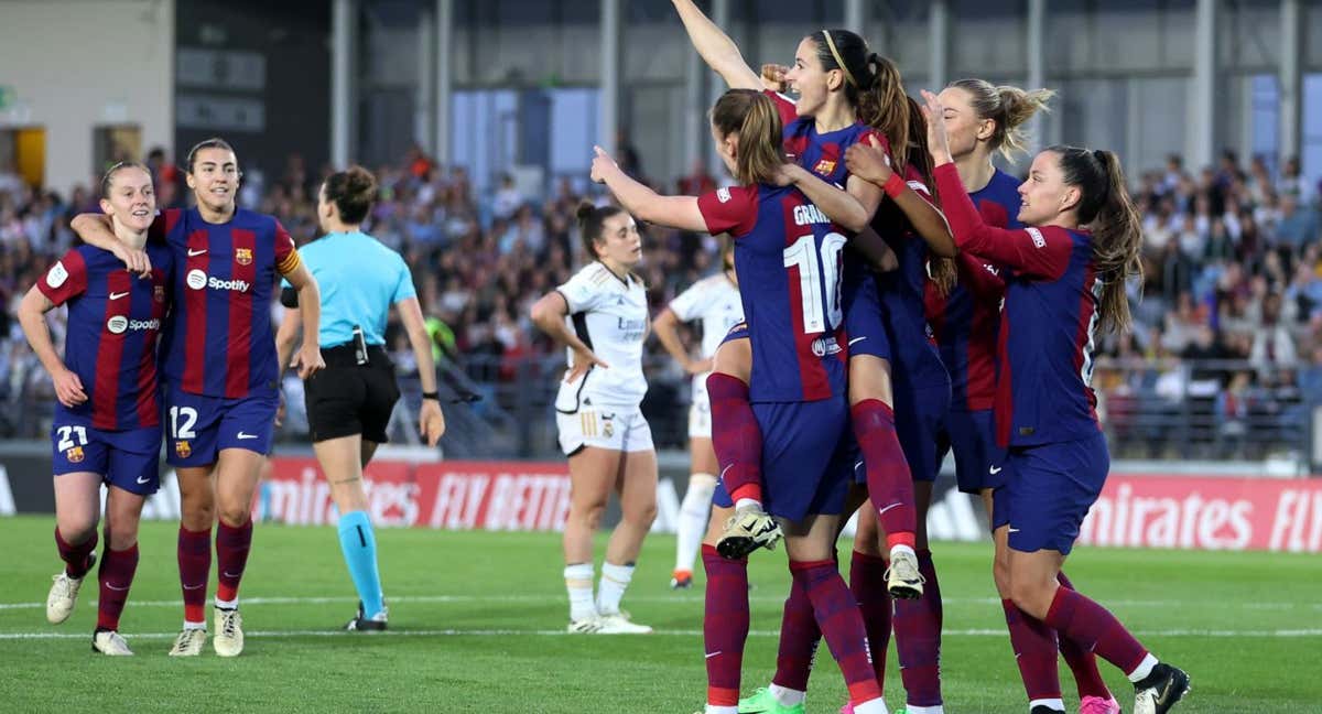 Las jugadoras del Barça celebran uno de los goles en el Clásico del Di Stéfano ante el lamento de las futbolistas del Real Madrid. /GETTY