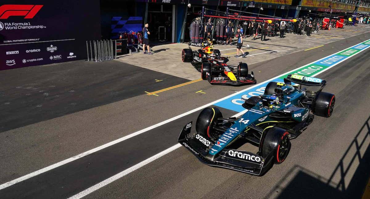 Fernando Alonso, a la salida de boxes en Australia. /Reuters