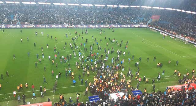 Invasiones de campo y violencia en Turquía, un problema con el que lidiar cada vez en más escenarios
