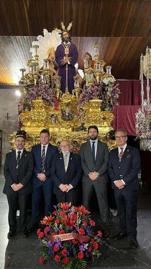 Antoñito, durante la ofrenda floral del Sevilla a la Hermandad de San Pablo. SAN PABLO