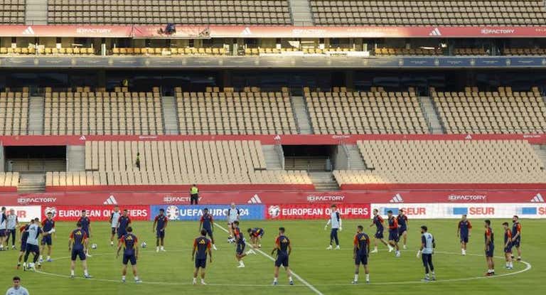 La Selección española, entrenando en La Cartuja.