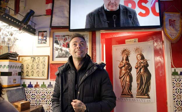 Dani Benítez, en una cafetería cercana a Los Cármenes.  RELEVO