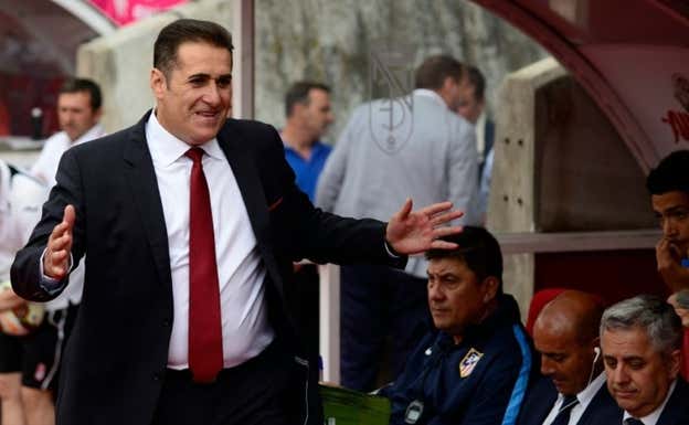 José Ramón Sandoval, durante un partido entre el Granada y el Atlético de Madrid. EFE