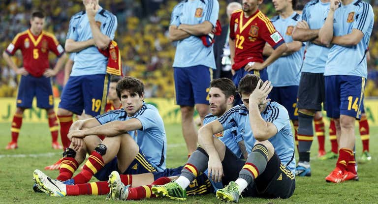 Los jugadores de la Selección, abatidos tras la derrota ante Brasil en la final de la Copa Confederaciones 2013.