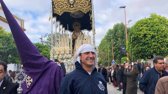 Manolo Jiménez de costalero en Arahal./EFE
