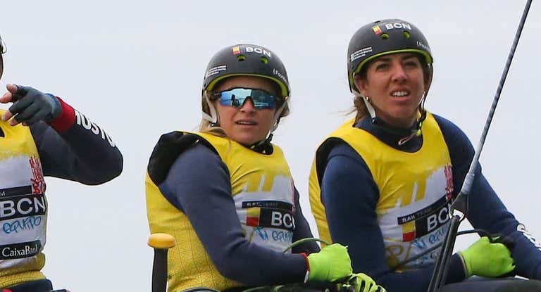 Neus Ballester, con gafas y escota en mano, en el GC32 del Sail Team BCN.