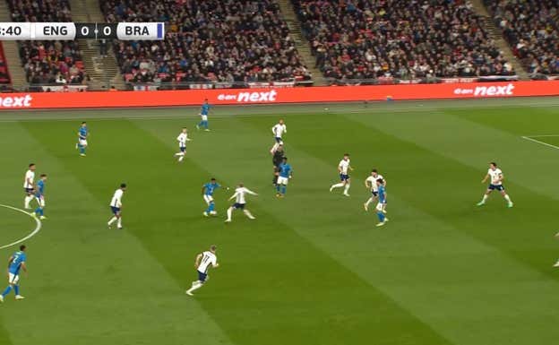 En la imagen, Rodrygo recibe dentro alejado de la portería, con Vinicius cerca y Paquetá por delante.  WYSCOUT