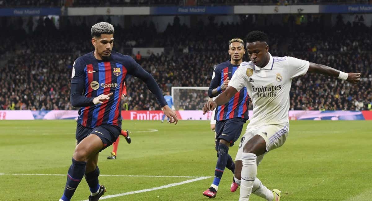 Vinicius ante Araujo en un Clásico./AFP