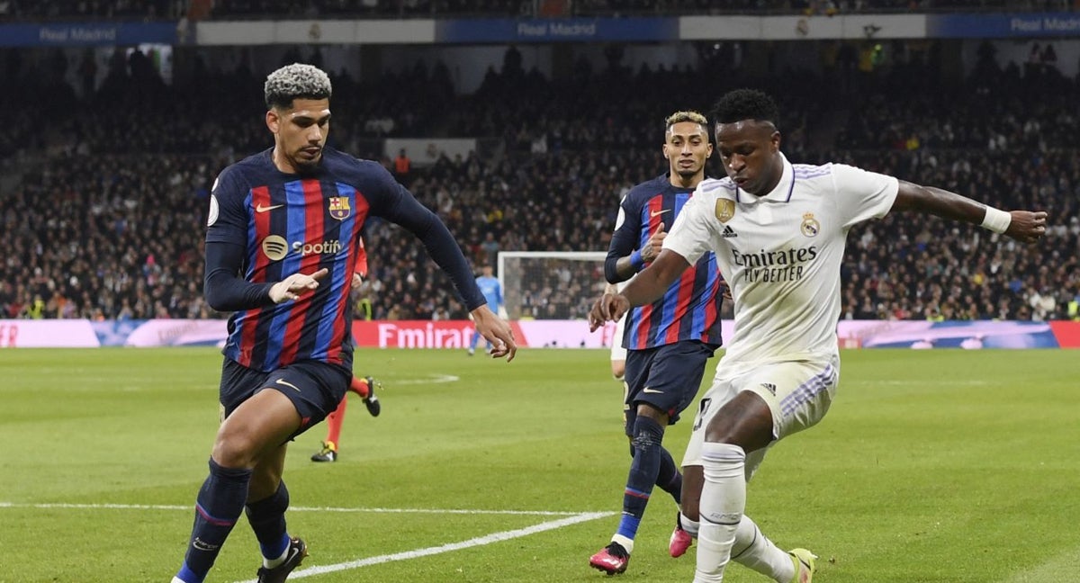 Vinicius ante Araujo en un Clásico.