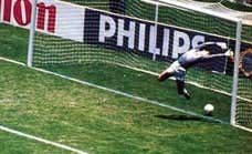 El árbitro del histórico gol fantasma de Michel contra Brasil: «En la FIFA solo me dijeron que tenía que haber enseñado más amarillas a los españoles por protestar»