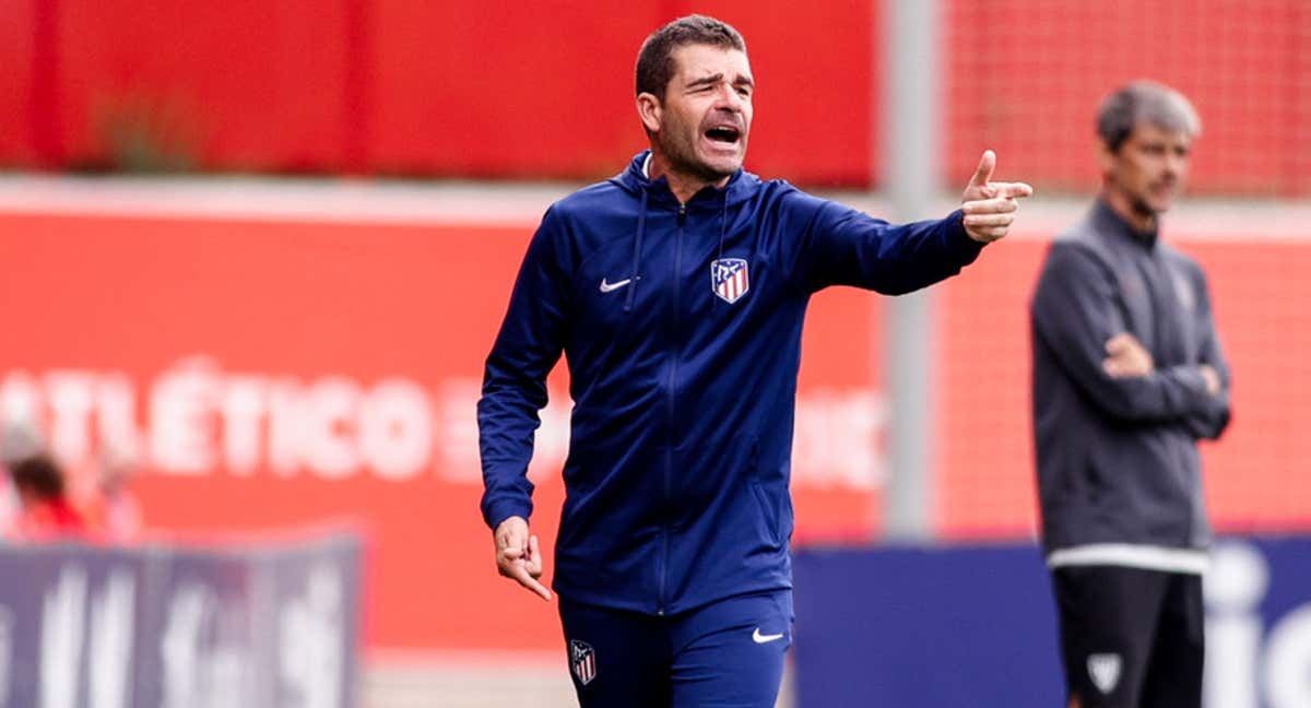 Manolo Cano dirigiendo un partido. /ATLÉTICO DE MADRID