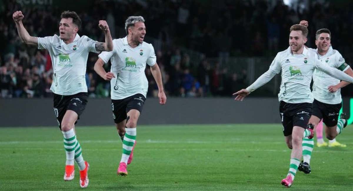 El Racing celebra uno de los goles en El Sardinero